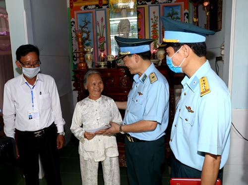 Nghĩa tình của những người lính “canh trời”